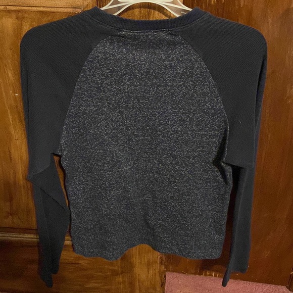 Guess top sleeve shirt, weight being between a tee and a sweatshirt. - Picture 2 of 3